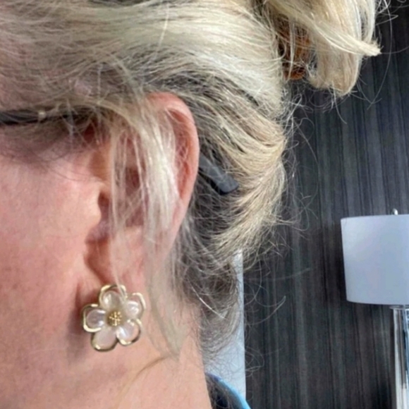 💖 2/$30 White & gold stud Daisy flower iridescent small boho statement earrings - Picture 9 of 12